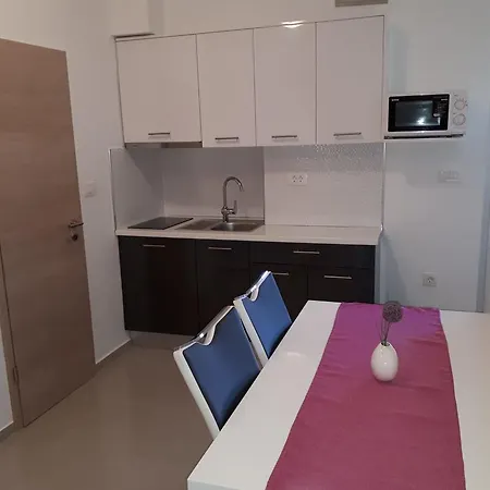 Studio Kraj 14000a 아파트