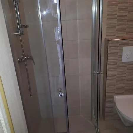 Studio Kraj 14000a 아파트